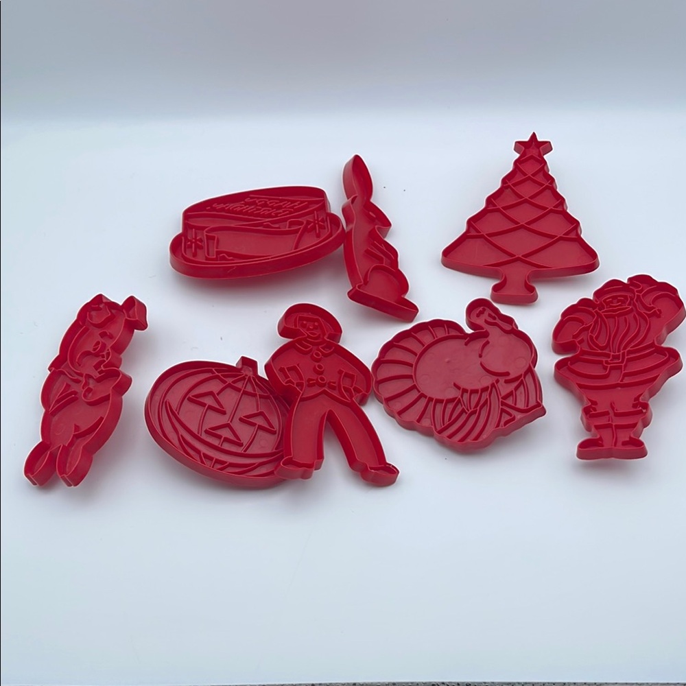 Vintage Tupperware Red Holiday Special Occasion Plastic Cookie‎ Cutters Set